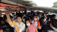Ada beberapa keuntungan menaiki kapal rakyat di Bangkok. Pertama adalah transportasi massal ini bebas macet.