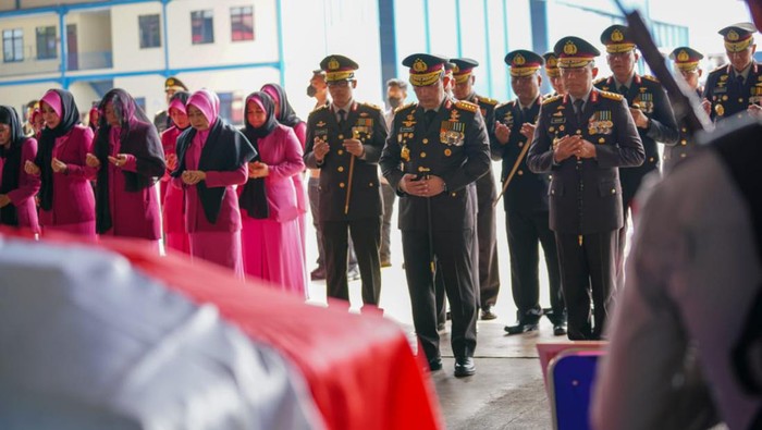 Kapolri Jenderal Listyo Sigit memimpin langsung upacara pelepasan jenazah korban yang gugur dalam tugas