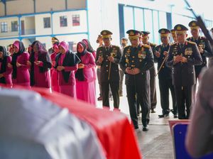 Bentuk Penghormatan, Kapolri Pimpin Pelepasan Personel Korban Heli P-1103