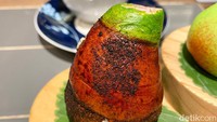 Realistis! Persis talas asli, dimsum talas ini enak dimakan lho! Isinya merupakan pasta rasa talas.