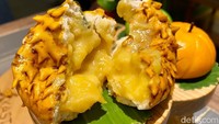 Bakpao bentuk durian ini berisi pasta durian di dalamnya. Teksturnya empuk lembut dengan aroma harum durian dan rasa manis yang nikmat.