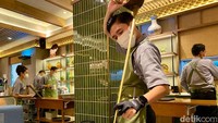 Puas makan dimsum, bisa minum Chinese tea Jasmine dan Chamomile (Rp 11.000) yang dituang dengan atraksi. Pelayan bakal menuangkan teh dari jarak jauh.
