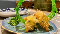 Dari varian dimsum gurih, jangan lupa cicip Ayam Goreng Isi Keju (Rp 32.000). Bentuknya berupa dua lumba-lumba dengan isian keju yang gurih nikmat!