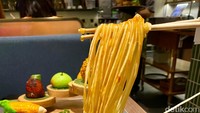 Mie Garing Seafood adalah ifumie seafood dengan paduan brokoli, irisan wortel, udang jumbo yang manis juicy, jamur, dan fillet ikan nan lembut. Mantap!