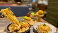 Layaknya ifumie, Mie Garing Seafood (Rp 75.000) juga punya banyak penggemar. Menu ini dilengkapi kuah kental dan ragam potongan seafood.