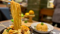 Menu dimsum di sini artisan alias dibuat segar dan kebanyakan handmade. Konsepnya juga No Pork No Lard.