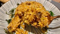 Pulennya nasi goreng dengan sentuhan bumbu oriental berpadu nikmat dengan potongan buntut sapi yang empuk juicy.