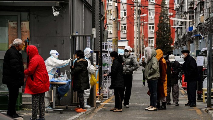 Residents undergo swab testing at a residential area under lockdown due to Covid-19 coronavirus restrictions in Beijing on November 29, 2022. (Photo by Noel CELIS / AFP) (Photo by NOEL CELIS/AFP via Getty Images)