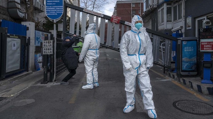 Kasus COVID Ngagas Lagi, China Perketat Lockdown Meski Warga Frustasi Residents undergo swab testing at a residential area under lockdown due to Covid-19 coronavirus restrictions in Beijing on November 29, 2022. (Photo by Noel CELIS / AFP) (Photo by NOEL CELIS/AFP via Getty Images)
