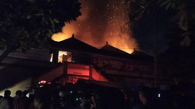 Kebakaran Pasar Mengwi menghabiskan puluhan kios di tempat berdagang tersebut. Kobaran api melahap pertokoan di pasar tersebut pada Selasa (29/11/2022) malam.