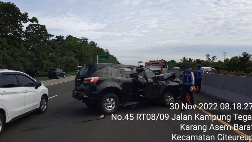 Chevrolet Tabrak Pembatas Jalan di Tol Jagorawi, Sopir Terluka
