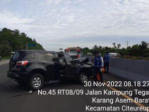 Chevrolet Tabrak Pembatas Jalan di Tol Jagorawi, Sopir Terluka