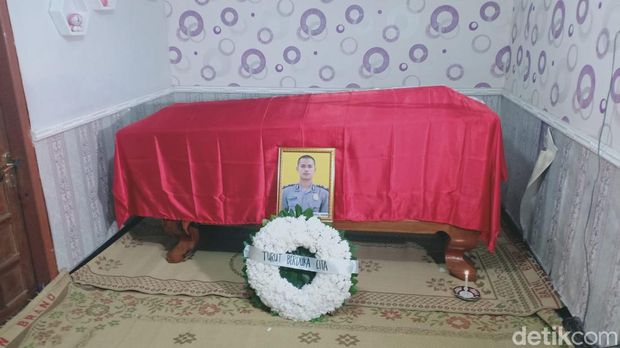 Kedatangan jenazah Bripda Muhammad Khoirul Anam, di Jalan Raya Panekan-Magetan Desa Milangsari Kecamatan Panekan disambut hujan deras
