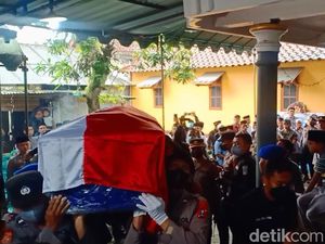 Kedatangan Jenazah Korban Heli Bripda Khoirul Anam di Magetan Disambut Hujan