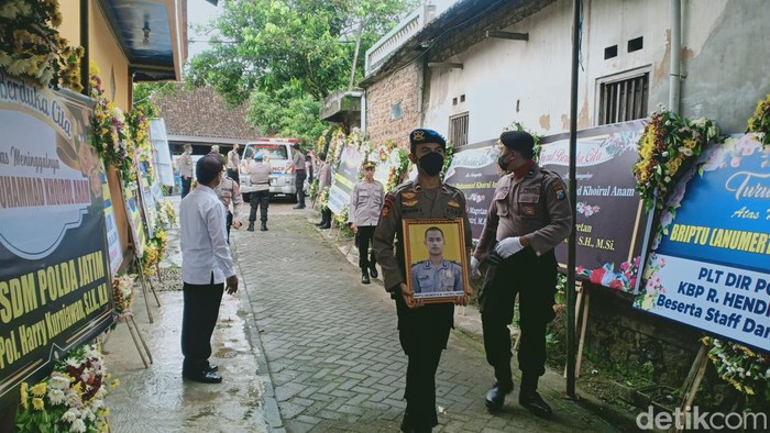 Kedatangan jenazah Bripda Muhammad Khoirul Anam, korban heli jatuh di bangka belitung tiba di rumah duka magetan