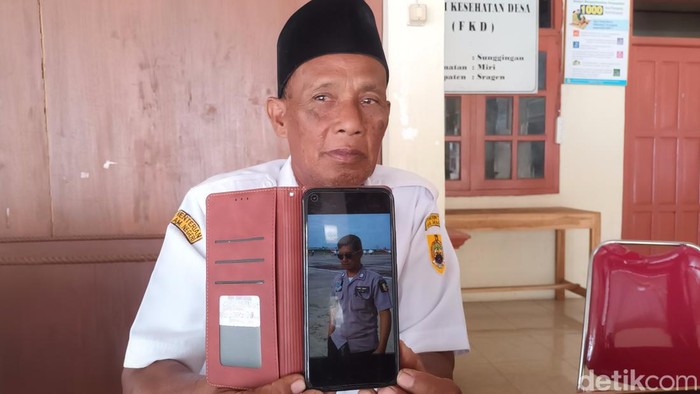 Kepala Desa (Kades) Sunggingan, Miri, Sragen, Suminto, menunjukkan foto Aipda Joko Mudo, Rabu (30/11/2022).