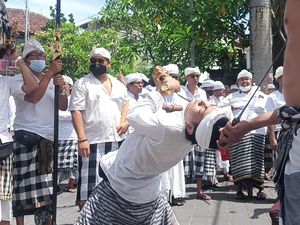 Kerauhan Massal saat Nangluk Merana di Kuta, Tusuk Diri Pakai Keris