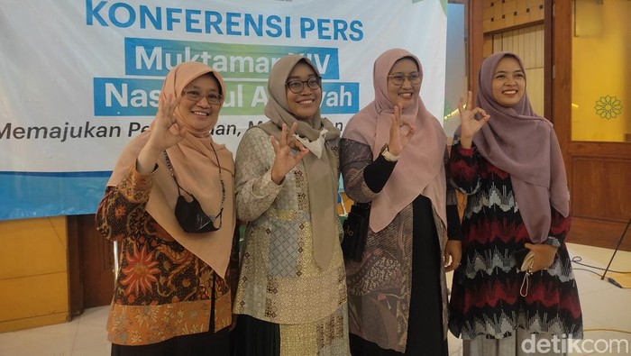Ketua PP Nasyiatul Aisyiah (kedua dari kanan) saat berfoto bersama di kantor PW Muhammadiyah Jabar. Organisasi otonom perempuan Muhammadiyah itu akan menggelar Muktamar XIV di Kota Bandung, Jawa Barat 2-4 Desember 2022.