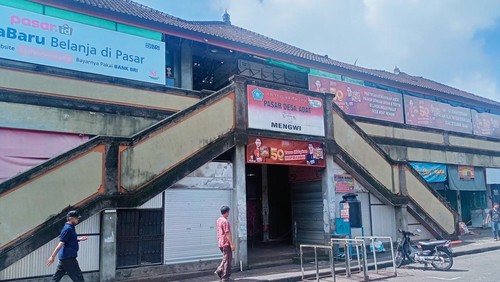 Kios di lantai dasar Pasar Mengwi di Desa/Kecamatan Mengwi, Badung pada Rabu (30/11/2022) masih beroperasi pasca kebakaran hebat. Foto: Agus Eka