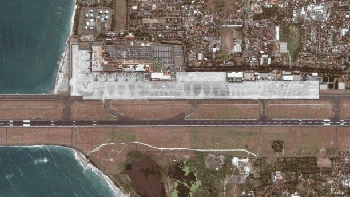 Terakhir ada foto aerial Bandara I Gusti Ngurah Rai sejak 2004 hingga 2022. Terlihat nyata perbedaannya. Bandaranya semakin luas dan terpadu. Foto: Photo Digital Globe via Getty Images & Google Earth