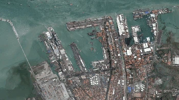 Nah, dari Surabaya ada lanskap Pelabuhan Tanjung Perak yang dijepret pada 2004 dengan perbandingannya di tahun 2022. Foto: Photo Digital Globe via Getty Images & Google Earth