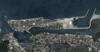 Yang pertama kita mulai dari Banda Aceh. Foto pertama diambil pada 2004 lalu setelah tsunami, sekarang sudah mengalami banyak perubahan. Foto: Photo Digital Globe via Getty Images & Google Earth.