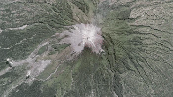 Pindah ke DI Yogyakarta, ada Gunung Merapi. Foto pertama diambil pada tahun 2006 lalu dan dipadukan dengan aerial tahun 2022 ini. Foto: Photo Digital Globe via Getty Images & Google Earth.