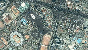Masih dari Jakarta, ada lanskap kawasan Gelora Bung Karno dan simpang susun Semanggi sejak tahun 2000-an hingga 2022. Sekarang tampak jembatan lingkar Semanggi. Foto: Photo Digital Globe via Getty Images & Google Earth