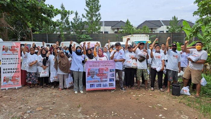 Komunitas Nelayan Pesisir Jawa Barat membagikan paket sembako kepada nelayan pesisir di kawasan Pantai Karangsong, Kabupaten Indramayu, Jawa Barat.