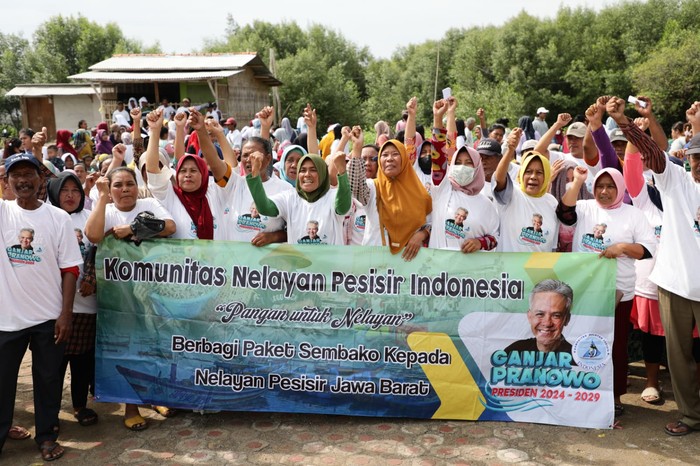 Komunitas Nelayan Pesisir Jawa Barat membagikan paket sembako kepada nelayan pesisir di kawasan Pantai Karangsong, Kabupaten Indramayu, Jawa Barat.