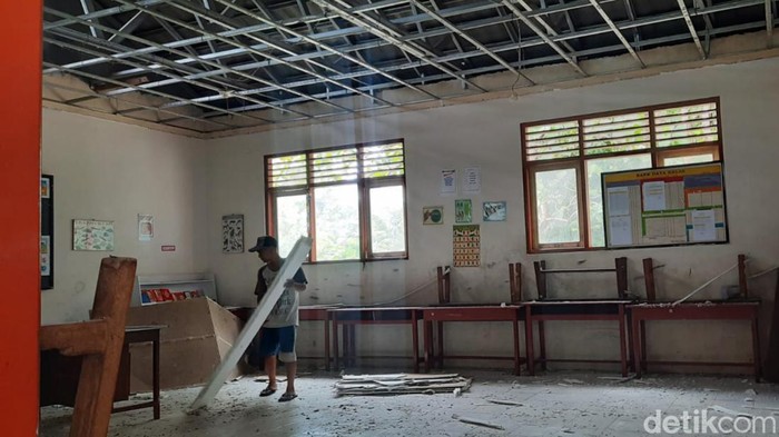 Kondisi atap ruang kelas SD Negeri Sendangsari di Kalurahan Putat, Kapanewon Patuk, Kabupaten Gunungkidul, yang ambrol, Rabu (30/11/2022).