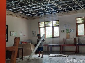 Plafon SD Negeri di Gunungkidul Ambrol, Diduga Faktor Usia
