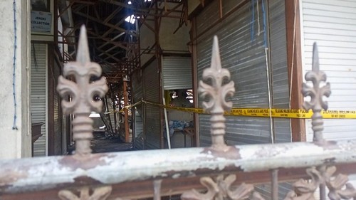 Kios lantai dua Pasar Mengwi, Badung, dipasangi garis polisi  akibat kebakaran pada Selasa (29/11/2022) malam.