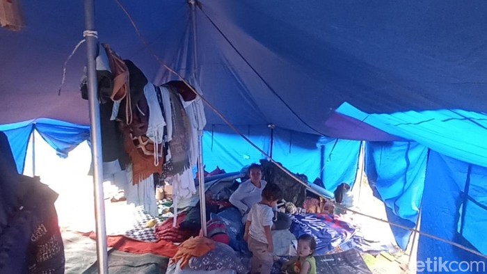 Kondisi terkini tenda pengungsian di Cianjur yang labelnya dicopot ormas.