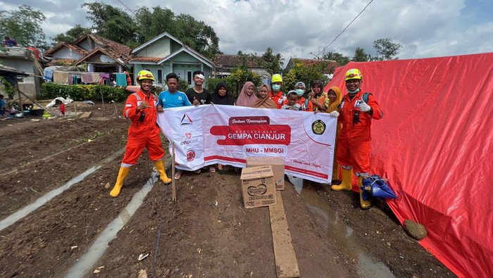 PT Multi Harapan Utama dan MMS Group Indonesia turut memberikan bantuan kemanusiaan kepada korban gempa Cianjur. Selain itu mereka juga menggelar pemeriksaan kesehatan gratis.