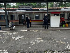 Viral Penumpang KRL Pingsan di Stasiun Matraman karena Kelelahan