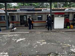 Viral Penumpang KRL Pingsan di Stasiun Matraman karena Kelelahan