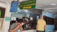 Pintu masuk ke Kuil Wat Prathat Doi Suthep di Chiang Mai.