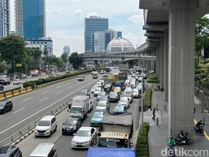 Pengendara Terjebak Macet di Jl Gatsu: Harusnya Truk Tak Lewat Sini