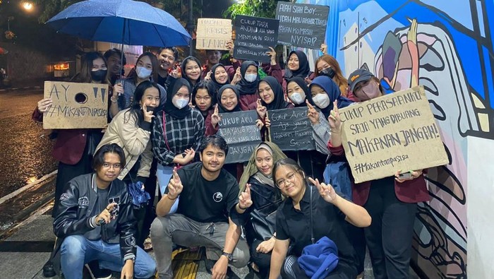 Mahasiswa Telkom University melakukan aksi Food Wise di sekitar alun-alun kota Bandung