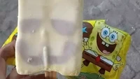 Membayangkan menikmati es krim yang sejuk dengan bentuk yang lucu, ekspektasi netizen ini mendadak dihancurkan. Saat es krimnya dikeluarkan, penampilannya mirip monster yang sedang sakit. Foto: 1cak.com