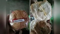 Ingin mencoba burger versi low budget, netizen ini memesan cheese burger dari pedagang kaki lima. Saat dibuka, keju burger hanya berukuran sebesar lidi yang sangat tipis. Foto: 1cak.com