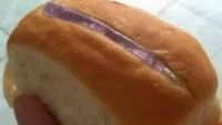 Membeli roti lapis dengan isian selai blueberry, pelanggan ini mengira akan mendapatkan roti yang penuh isian. Baru sekali digigit, ia menyadari bahwa roti itu ternyata kopong di bagian tengahnya. Foto: 1cak.com