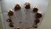 Menerima pesanan kue ulang tahun, penjual kue ini tak memikirkan kemasan yang digunakan. Memiliki wadah yang datar, alhasil hiasan krim di atas kue menempel pada bagian tutupnya. Foto: 1cak.com