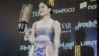 Arawinda kini juga membintangi film Like and Share bersama Aurora Ribero. Film ini juga tengah jadi perbincangan hangat.