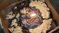 Dua hari setelah hari ulang tahunnya, Arawinda mengunggah foto kue ulang tahun di Instagram. Terlihat berantakan, tapi malah terkesan artsy ya?