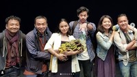 Kumpul bareng teman-teman belajar aktingnya di Salihara, Arawinda abadikan momen seru. Ia membawa setandan pisang saat foto bersama!