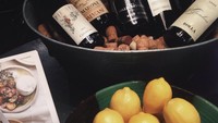 Arawinda sesekali mengunggah foto makanan di Instagram. Kali ini ada sekeranjang lemon dan beberapa botol wine.