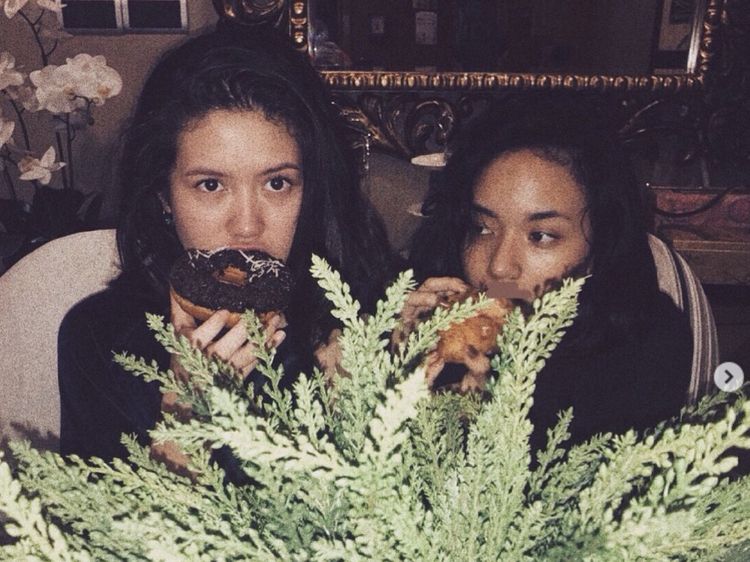 Manisnya Arawinda Saat Minum Milkshake dan Ngemil Croissant