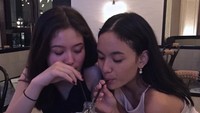 Arawinda juga hobi makan di kafe nih. Ini momen ketika ia dan temannya menikmati minuman berasap yang Instagramable.
